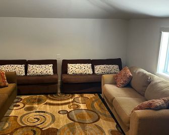 Spacious Pentwater Village Home within blocks of beach, marina & town - Pentwater - Living room