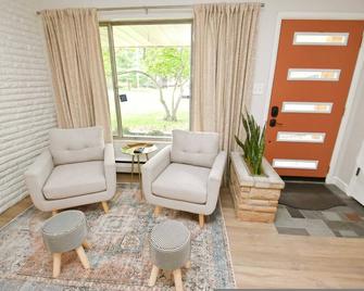 Mid Century Modern With Modern Touches 10 min Walk to Notre Dame 1831 - South Bend - Living room