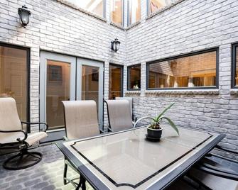 Relaxing Asian Courtyard House @ Prime Spot in River Oaks - יוסטון - פטיו