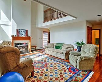Juneau Estate ~Gastineau Channel~Downtown~Glaciers - Juneau - Living room