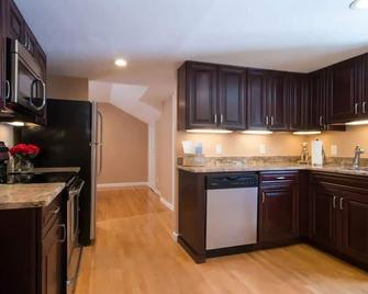 10 mins to Boston, 2 Bedroom, 2 Bathroom, Kitchen, 1,300 SF Private Living Space - Watertown - Kitchen