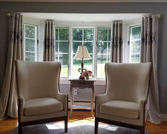 Enjoy comfortable elegance in this secluded grand home located in town - Lenox - Wohnzimmer