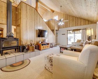 6 Mi to Sugar Bowl Resort Soda Springs Cabin! - Soda Springs - Living room
