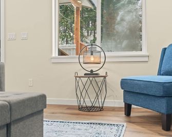 New modern cabin on the Tieton River - Naches - Living room