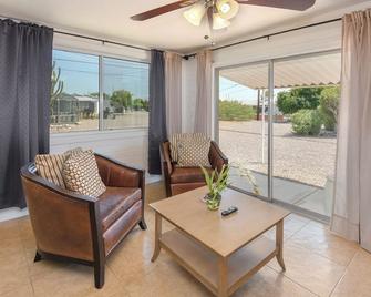 Charming Home w/ Golf Course + Mountain Views - Sun City - Sala de estar