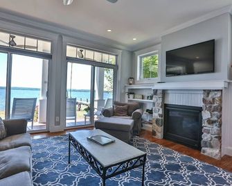 Amazing Lakefront And Well Designed Lakehouse: That Is Sure To Please - Romulus - Sala de estar