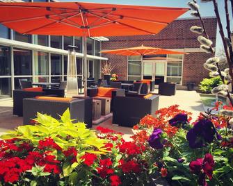 I Hotel And Conference Center - Champaign - Patio