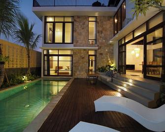 Floro Villa Canggu by Uniquecations - North Kuta - Piscina