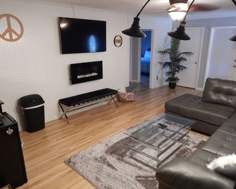 Sunset Motel - Murphy - Living room