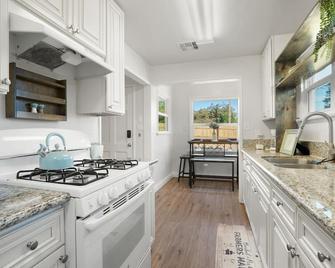 Stunning Private House with large Patio - Camarillo - Kitchen