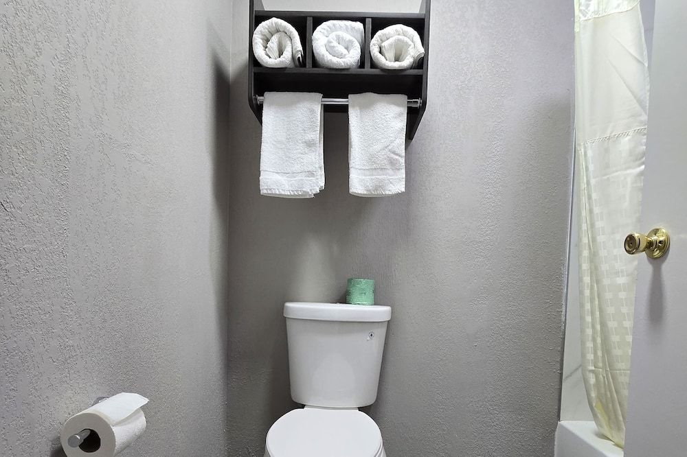 Hilltop Express Inn - Groton - Baño