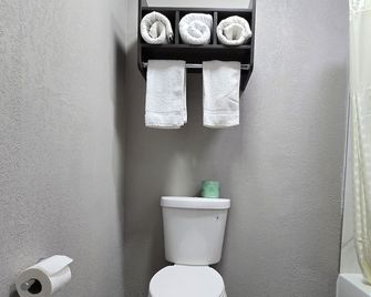 Hilltop Express Inn - Groton - Baño