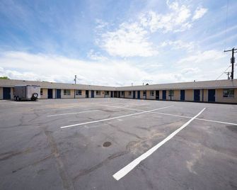 Queen Sized Bed Room Perfect for Exploring Adventurous Trails Nearby - Madras - Gebouw