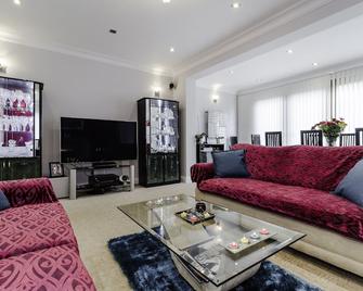 Brooklyn House - Southgate - Living room
