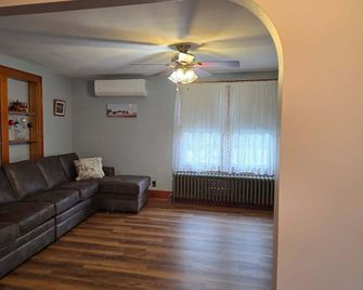 Family-friendly farmhouse property, rural setting, 10 minutes from Tiffin, OH. - Republic - Sala de estar