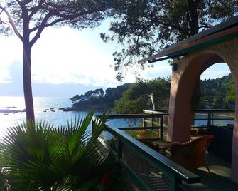 Luxury villa in a context of superb beauty, directly on the sea. Private beach. - Tellaro - Balcón