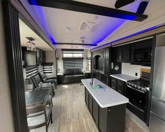Grand Canyon Rv Glamping Resort Loft Suite - Williams - Kitchen