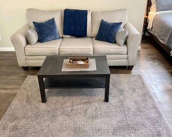 Unique Creekside 2 acre property in Hope Mills, NC - Hope Mills - Living room