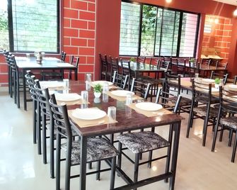 Querencia Precinct Lodge - Gonikoppal - Restaurant
