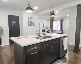 Entire House in Old Town Lilburn 4 Bedro - Lilburn - Kitchen