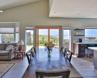 Remodeled 2023 Avanti: The Golfers' Destination - Bandon - Essbereich