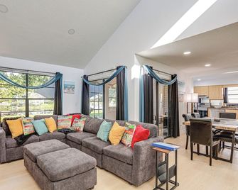 West Palm Beach Lake Home Sleeps 16+ Near Beach - West Palm Beach - Living room