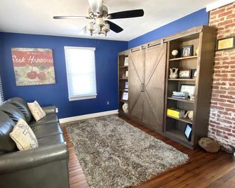 Grafton Getaway-Riverhouse....A Waterfront Property With Bike Trail In Backyard - Grafton - Living room