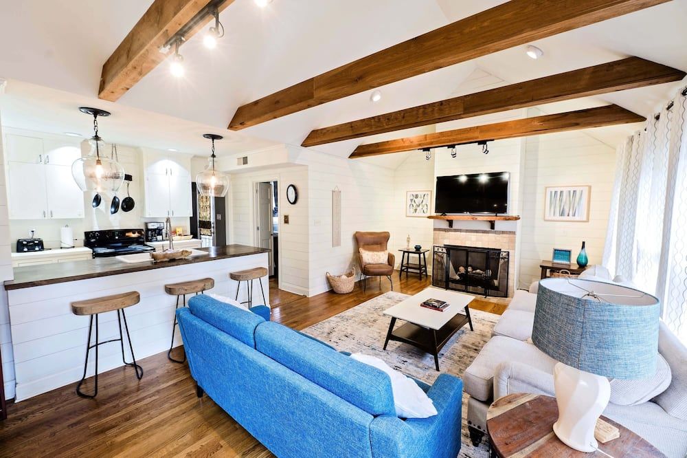 Charming Home on Quiet Street- Near U of M - Fully Fenced Yard- Separate office - ממפיס - סלון