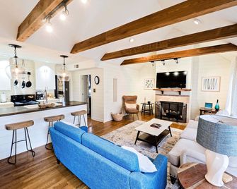 Charming Home on Quiet Street- Near U of M - Fully Fenced Yard- Separate office - ממפיס - סלון