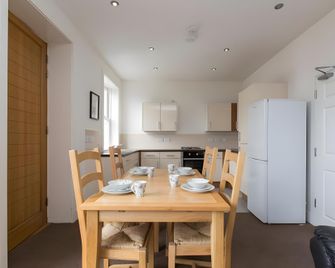 Townhouse @ Balfour St - Stoke-on-Trent - Dining room