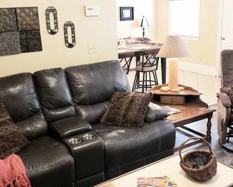 Super Comfy/Private Signal Mtn Cottage Near Chattanooga - Chattanooga - Living room