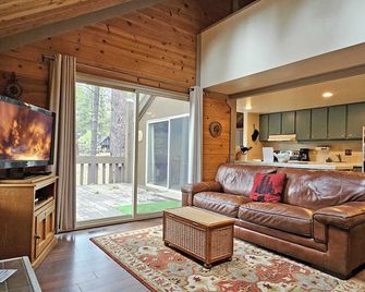 4 Pole House-Sunriver, Oregon: Bbq, Wifi, Sharc Aquatics, Tubing Hill, Mt. Bachelor, Golf, Deschutes River, Tennis, Bike Paths - Sunriver - Sala de estar
