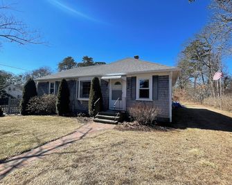 Charming 2-bedroom cottage in fabulous Harwich with WiFi, AC - Harwich - Budynek