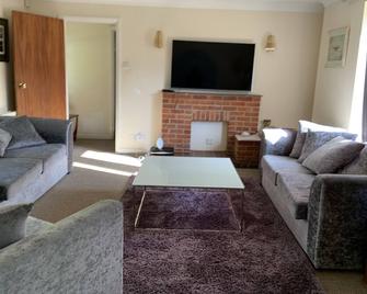 Comfortable Spacious 2BR Furnished Property with Parking - High Wycombe - Sala de estar