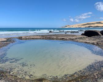 The Green Bach opposite beach- quirky and great for groups and families - Omapere - Plaża