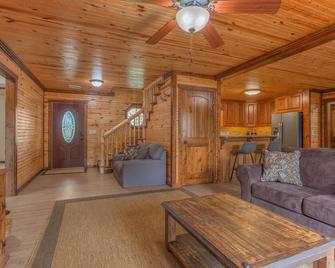Private Large Cabin Retreat Near Lake Murray Oklahoma. Clean and Well Maintained - Marietta - Living room