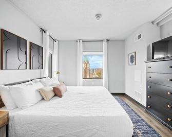 King Bed | Onsite Gym | Downtown Views | Parking - Des Moines