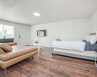 Totally New Awesome North Fresno Back Studio - Fresno - Bedroom