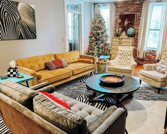 The Loft @ Studio115 a Charming Stay, Sleeps 6, in Downtown Bainbridge, GA - Bainbridge - Sala de estar