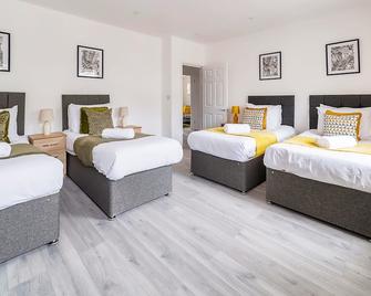 Brand New, 2 Bed 1 Bath, Modern Town Center Apartment, Free Wifi & Netflix By Redwood Stays - Aldershot - Bedroom
