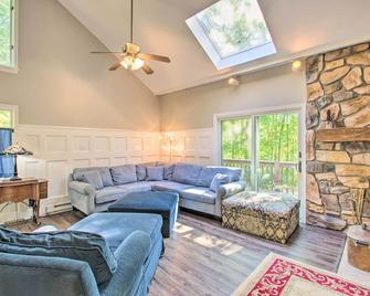 Peaceful New Market Cabin with Deck and Fire Pit! - New Market - Living room