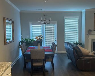 New Townhouse-Strong Wi-Fi - Loganville - Comedor