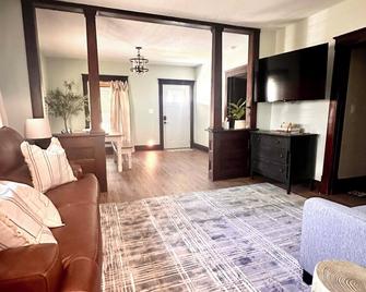 Cozy Cottage close to downtown Smithville - Smithville - Living room