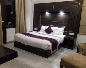 Hotel Holiday Highlights By Dvm India - Rāmnagar - Спальня