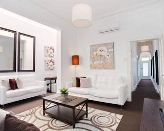 'Mooranda' Victorian Terrace House - Melbourne - Sala