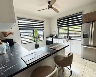 The Hibiscus House - King Suite, Terrace, and Pool - Aguadilla - Keuken