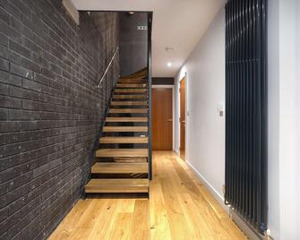 Walk to Canal St. | 4BR Townhome w/ Roof Top - Manchester - Stairs