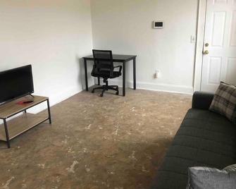 Spacious and bright 2 bedroom apartment with 1 bathroom and private street entrance - Paterson - Sala de estar