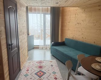 Cozy chalet with AC and WiFi in enchanting Almaty with city and Mountain View - Almaty - Salon