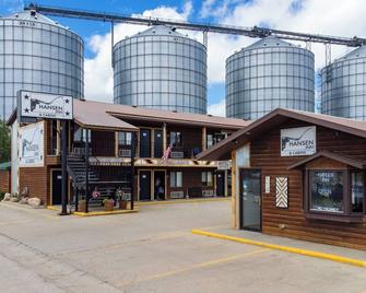 5-Hansen Inn & Cabins, Room, Single King, Ground Floor, Dog Friendly, No Smoking - Wall - Gebäude